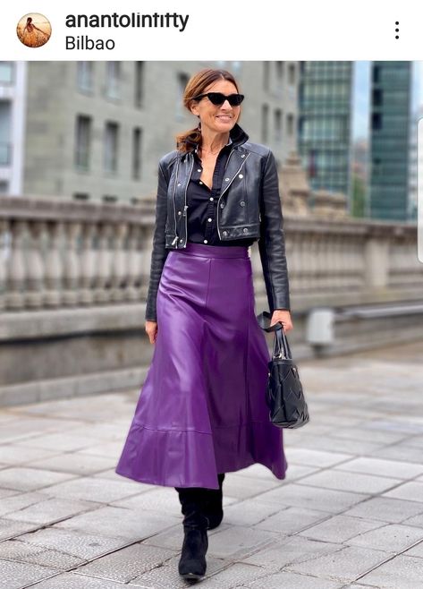 Purple Silk Skirt Outfit, Purple Skirt Outfit Winter, Purple Skirt Outfit Ideas, Purple Bag Outfit, Purple Skirt Outfit, Silk Skirt Outfit, Leather Couture, Rok Outfit, Winter Skirt Outfit