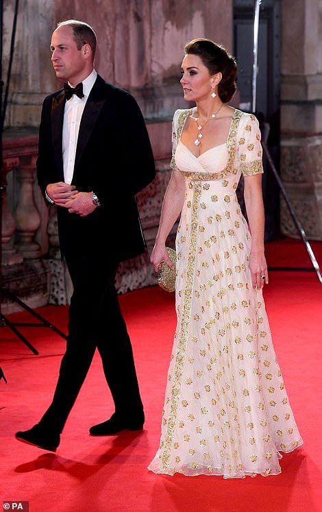 White And Gold Gown, Bafta Red Carpet, Kate Middleton Style Outfits, Düşes Kate, William E Kate, Princess Katherine, Gold Gown, Middleton Style, Royal Albert Hall