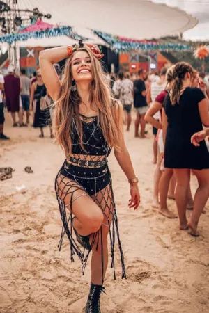 20 Cool And Unique Rave Outfits| Ideas And Inspirations. - honestlybecca Electro Festival Outfit, Mode Coachella, Unique Rave Outfits, Look Da Festival, Rave Outfits Women, Cochella Outfits, Festival Outfit Inspiration, Edm Festival Outfit, Festival Attire