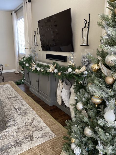 Christmas Garland Tv Console, Garland On Entertainment Center, Tv Console Decorating Christmas, Tv Unit Christmas Decor, Tv Table Christmas Decor, Christmas Decor Ideas For Tv Stand, Garland On Tv Stand, Christmas Tv Console Decor, Tv Console Christmas Decor