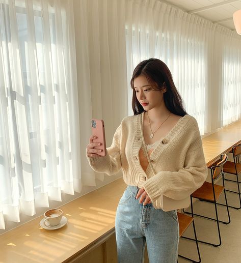 Knit Crop Cardigan, Comfy Minimalist, Formal Streetwear, Grunge Tops, Short Skirts Outfits, Minimalistic Outfits, Crop Cardigan, Pastel Fashion, Beautiful Dress Designs