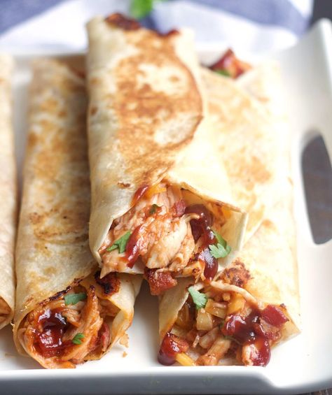 Crispy Bbq Chicken, Bacon Wraps, Bbq Chicken Wraps, Bacon Wrapped Chicken, Pudding Desserts, Chicken Wraps, Idee Pasto Sano, Chicken Bacon, Wrap Recipes