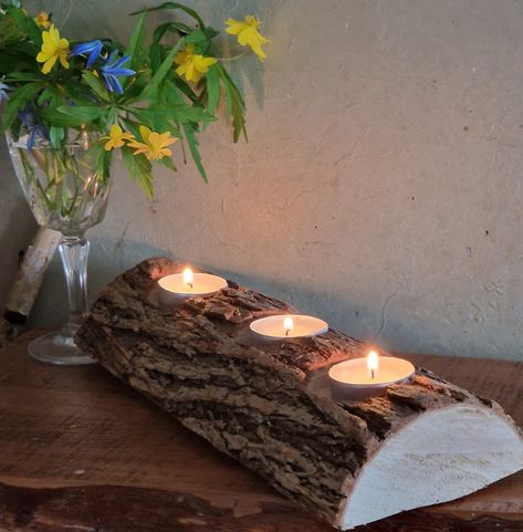 Natural Wooden Log candle holder. A real tree. The candlestick is approx. 27-30 cm long, height approx. 3-5 cm. Wooden Log Craft Ideas, Log Rounds Centerpieces, Wooden Candle Centerpieces, Rustic Candle Holder, Things To Make From Wood, Tree Limb Projects Diy Ideas, Tree Stump Candle Holder, Diy Wooden Candle, Log Candle Holder