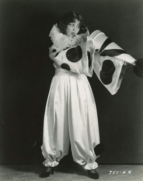 the bow who tied up the twenties on Twitter: "Clara Bow photographed by George Hommel for Dangerous Curves, 1929 https://t.co/v8pzm7D4ap" / Twitter Clown Costume Makeup, Pierrot Clown Costume, Pierrot Clown, Circus Aesthetic, Clara Bow, Halloween Clown, Black And White Movie, Send In The Clowns, Cute Clown