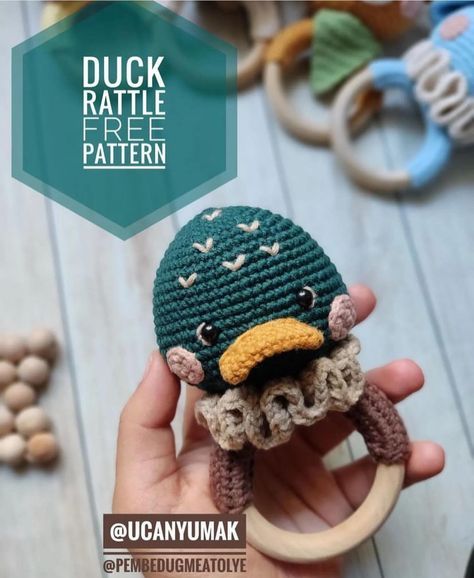 green duck rattle free pattern Crochet Nursery Decor, Crochet Baby Costumes, Crochet Toys Free Patterns, Crochet Boho Bag, Crochet Baby Gifts, Crochet Nursery, Crochet Doll Tutorial, Crochet Baby Toys, Crochet Bear