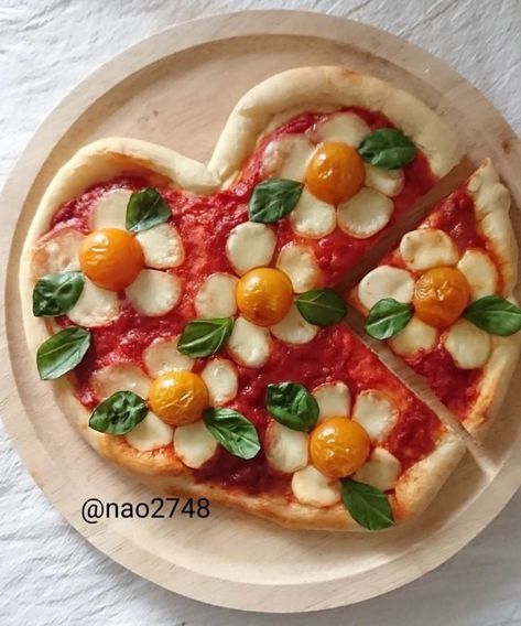 Shaped Pizza, Heart Shaped Pizza, Think Food, Food Obsession, Cafe Food, Pretty Food, Food Cravings, Diy Food, Cute Food