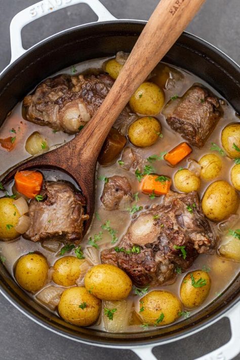 Ox Tail Soup Recipe, Oxtails And Gravy Recipe, Oxtail Recipes Crockpot, Oxtail Recipes Easy, Cooking Oxtails, Oxtail Stew Recipe, Beef Oxtail, Oxtail Recipe, Beef And Veggies