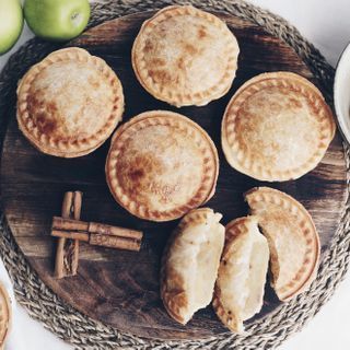 Pie Maker Apple Pie Recipes, Pie Maker Apple Pies, Pie Maker Recipes, Individual Apple Pies, Mini Pie Maker, Apple Ice Cream, Mini Pie Recipes, Traditional Apple Pie, Pie Maker