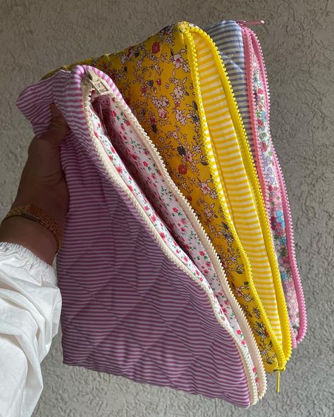 Sewed Makeup Bags, Sewing Cosmetic Bags, Scrap Buster Sewing Projects, Sewing Gift Ideas, Sewing Pouch, Pochette Diy, Pouch Ideas, Macrame Plant Hanger Tutorial, Sac Diy