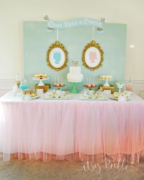 Unique Themes for a Twin Baby Shower - Twiniversity #1 Twin Pregnancy Site Baby Shower Ideas For Twins, Twin Diaper Cake, Twin Baby Shower Theme, Twins Boy And Girl, Baby Shower Gifts For Guests, Twins Boy, Twins Cake, Royal Girls, Royal Baby Showers