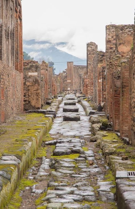 Pompeii Italy Aesthetic, Pompeii Aesthetic, Ancient Buildings Architecture, Pompeii History, Almafi Coast Italy, Pompei Italy, Ruins Of Pompeii, Ancient Pompeii, Pompeii Ruins