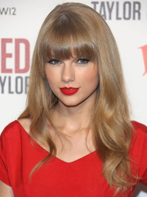 Taylor Swift medium ash blonde hair colour http://beautyeditor.ca/2013/09/27/how-to-go-blonde-at-home/ Medium Ash Blonde Hair, Solid Blonde, Sandy Blonde Hair, Ash Blonde Hair Colour, Neutral Blonde, Blonde Hair With Bangs, How To Cut Bangs, Cool Blonde Hair, Hair Styles 2014