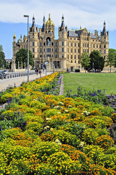 Schwerin Germany, European Palace, Castle Mansion, Germany Castles, Castle Ruins, Castle House, Amazing Buildings, Fantasy Castle, Beautiful Castles