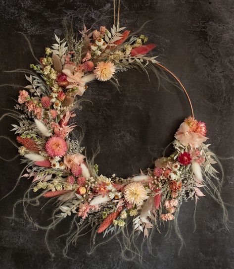 Dried Flower Home Decor, Dried Flower Wreath Ideas, Dried Flower Chandelier, Dried Floral Decor, Dried Floral Wreaths, Dried Flower Wreath, Dried Flower Wreaths, Preserved Flowers, Floral Hoops