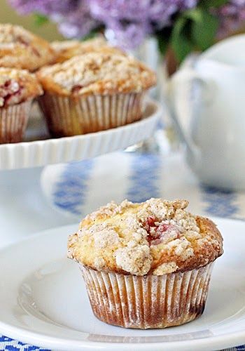 The berries at the market have been so sweet and juicy. I realized this week that I had over bought (if that's possible) and some were look... Strawberry Streusel Muffins, Strawberry Streusel, Streusel Muffins, Muffin Streusel, Strawberry Muffins, Think Food, Breakfast Treats, Cooking Ideas, Muffin Recipes