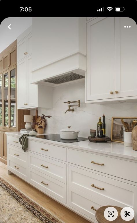 White And Gold Kitchen, Slab Backsplash, Kitchen With Marble, Classical Kitchen, Kitchen Hood Design, White Shaker Kitchen Cabinets, Off White Kitchens, Elegant Kitchen Design, White Shaker Kitchen