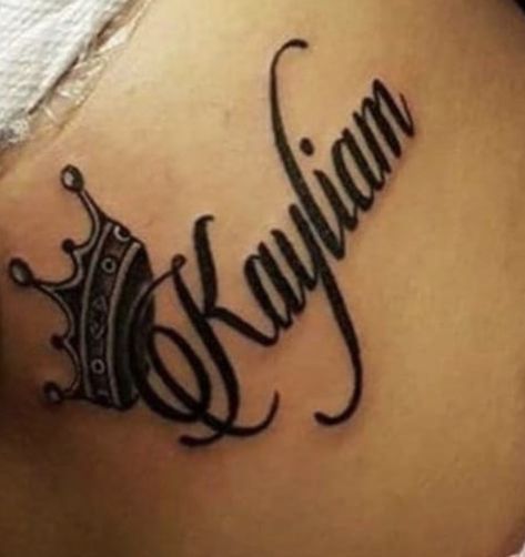 Tattoo Heart With Letter, Tattoo Girlfriend Name, Delulu Tattoo, Collar Bone Name Tattoo, Girlfriends Name Tattoo Ideas, Prince Crown Tattoo, Pebble Tattoo, Girlfriend Name Tattoos For Men, Husbands Name Tattoo Ideas For Wife