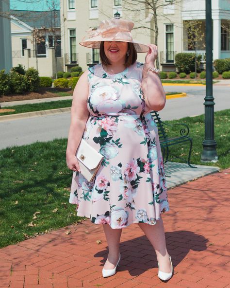 A plus size Kentucky Oaks or Derby outfit idea from Louisville blogger Authentically Emmie Kentucky Oaks Outfit, Pink Floral Outfit, Kentucky Derby Outfit, Plus Size Outfits Casual, Derby Attire, Kentucky Oaks, Casual Christmas Party Outfit, Derby Outfits, Plus Size Looks