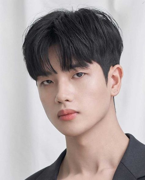 Best Korean Men Haircut & Hairstyle Ideas #koreanhaircut #asianhairstyles #koreanmen #koreanfashion Korean Boy Hairstyle, Two Block Haircut, Korean Men Hairstyle, Dunner Wordend Haar, Korean Haircut, Asian Haircut, Korean Short Hair, Kpop Hair, Asian Man