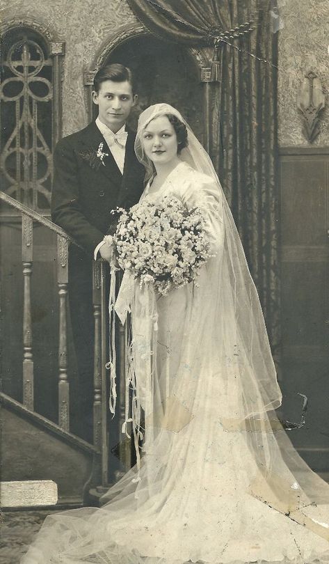 Vintage Bridal Fashion, 1930s Wedding, Blithe Spirit, Chic Vintage Brides, Vintage Wedding Photography, Vintage Wedding Photos, Vintage Couples, Beautiful Beach Wedding, Victorian Wedding