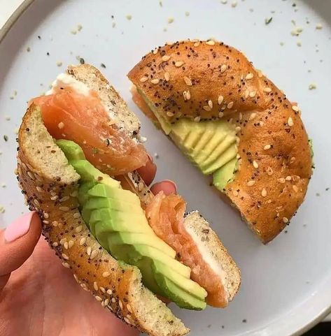 Cream Cheese Smoked Salmon, Cream Cheese Smoked, Bagel With Cream Cheese, Salmon Avocado, Healthy Food Dishes, Healthy Food Motivation, Healthy Lifestyle Food, Nordic Ware, Everything Bagel