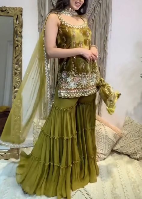 Square Neck Sharara Suit, Beautiful Sharara Suits, Velvet Sharara Suit, Hindi Dress, Mehendi Ceremony Outfits, Mehndi Pictures, Sharara Design, Gharara Dress, Garara Dress