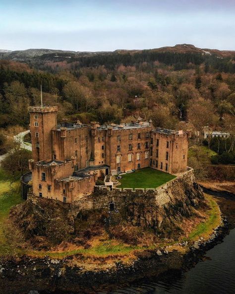 Dunvegan Castle, Clan Macleod, Manor Homes, Castles Around The World, Isle Of Skye Scotland, Castles Of The World, European Castles, Castles In Scotland, Castle Tower