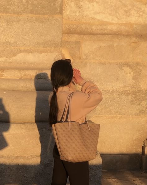 #sunset #goldenhour #city #cathedral #guess #outfits #ootd #style Guess Bag Outfit, Guess Tote Bag, Guess Tote, Tote Bag Outfit, Uni Bag, Dream Bag, Guess Bag, Inspiration Tattoos, Bag Outfit