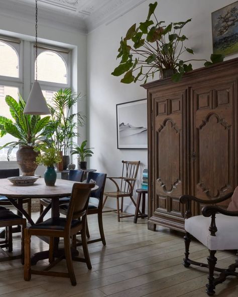 THE WORLD OF INTERIORS on Instagram: “Behold! Invoking the essence of rare and understated objects, antique dealer John Volleman (@studio_johnvolleman) enkindles a…” Brussels Apartment, Refectory Table, The World Of Interiors, Rhythmic Pattern, Single Candle, Chalk Drawings, Interiors Design, World Of Interiors, Belgian Linen