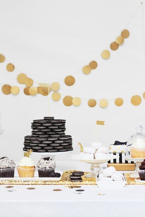 Oscars Party Ideas, Birthday Themes For Adults, Bar Photography, Cake Bar, Gold Dessert, Black Gold Jewelry, Cake Photography, Graduation Cake, Entertaining Essentials