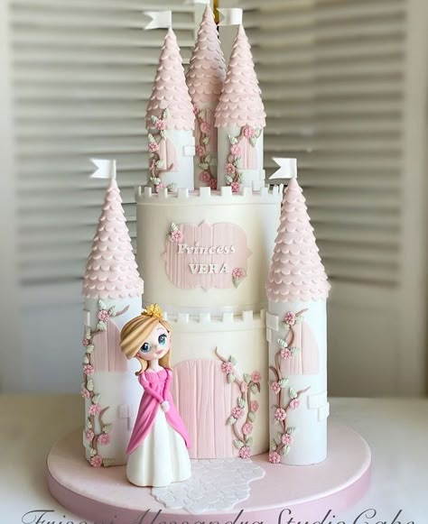 Baby Cake Design, Princess Theme Cake, Ganache Buttercream, Bolo Hot Wheels, Disney Princess Birthday Cakes, Castle Birthday Cakes, Fairy Birthday Cake, Rapunzel Cake, Prince Cake