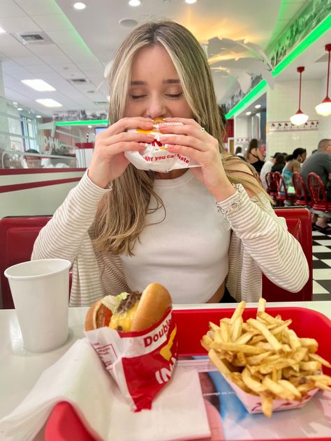 Mcdonald's Aesthetic, In And Out Burger, Eating Food Funny, Vegas Food, Food Photoshoot, Video Call With Boyfriend Screen Photo, Black And White Cartoon, People Food, People Eating