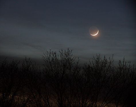 Waning Crescent Moon Aesthetic, Crescent Moon Photography, Moon Landscape Photography, Crescent Moon Aesthetic, Fb Background, Moon Things, Beautiful Views Nature, Still Of The Night, Moon Landscape