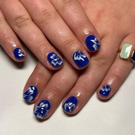 Nails With Gems And Flowers, Summer Nails With Gems, Paint Nails Ideas, Blue Hibiscus Nails, Nails With Hibiscus Flower, Nail Designs On Natural Nails, Dark Blue Nails With Design, Hibiscus Nails, Painting Nails