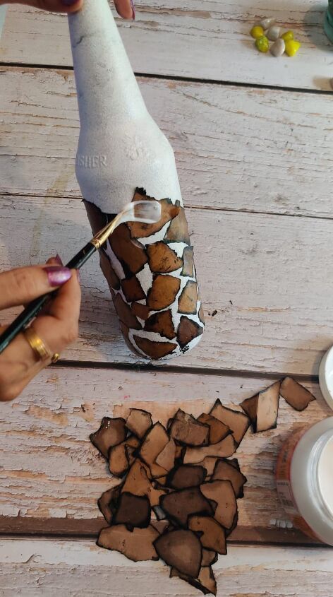 Bottle Art With Paper, Use Of Glass Bottles, Glass Bottle Diy Ideas, Glass Bottles Art Diy, Small Glass Bottle Crafts, Painting On Glass Bottles, Glass Bottle Decor Ideas, Brown Paper Crafts, Altered Bottles Diy