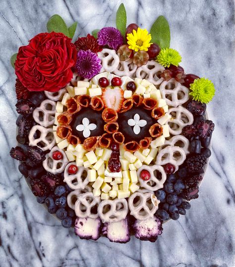 Coco Charcuterie Board, Skull Cheese Board, Sugar Skull Charcuterie Board, Day Of The Dead Charcuterie Board, Day Of The Dead Party Food, Day Of The Dead Birthday Party, Skull Charcuterie Board, Skull Party Decorations, Day Of The Dead Food