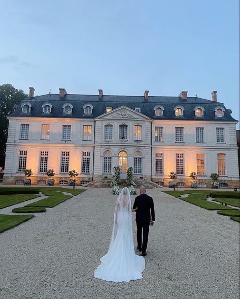 French Chateau Wedding, Old Hollywood Wedding, Hollywood Wedding, Dream Wedding Venues, Wedding Money, Chateau Wedding, Future Wedding Plans, Mansion Wedding, Classy Wedding