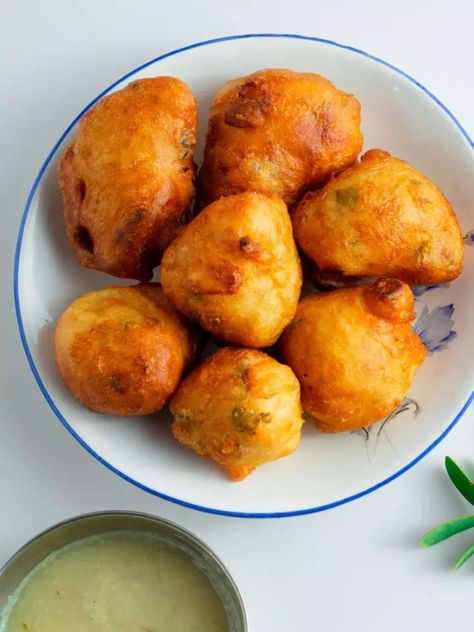 Mysore Bonda Recipe, Mysore Bonda, Bonda Recipe, South Indian Snacks, Chef Ideas, Coconut Chutney, Food Log, Indian Snacks, Green Chilli