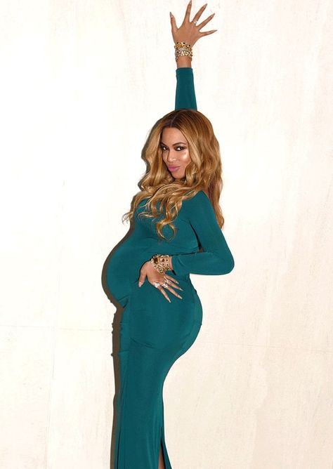 Beyonce And Jay Z Photoshoot, Beyonce Maternity, Beyonce Twin, Pregnancy Photoshoot Poses, Bump Photo Ideas, Shower Clothes, Beyonce Show, Photoshoot Pregnancy, Maternity Photoshoot Outfits