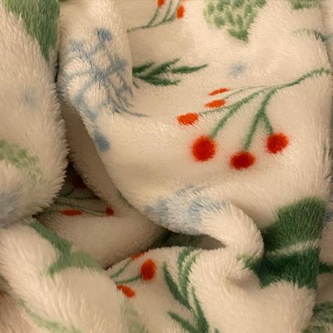 Winter Blanket Aesthetic, Chrustmas Blanket, Cozy Blanket Aesthetic Night, Throw Blankets Aesthetic, Blanket Astethic, Christmas Blanket Aesthetic, Comfy Blanket, Cute Aesthetic Blankets, Heated Blanket Aesthetic