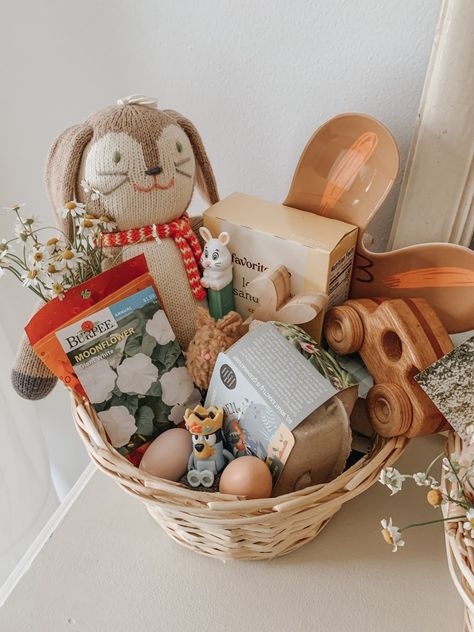 an easter basket for parks + nash Easter Basket Aesthetic, Toddler Easter Baskets, Bunny Centerpieces, Easter Bunny Cakes, Easter Baskets Ideas, Natural Easter Basket, Easter Bunny Food, Basket Boy, Easter Bunny Centerpiece