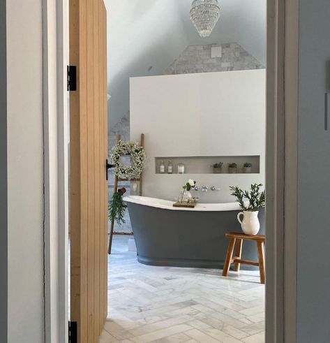 🚪✨ Here's another angle of @lottieshousebuild luxurious bathroom! Showcasing the entrance where our Galway door is placed. The natural oak finish brings warmth and character, making the transition from room to room an inviting experience. We love seeing how our doors help to enhance interior spaces! Share your images with us by tagging @deanta #Design #InteriorDesign #HomeSweetHome #Decoration #Interiors #Furniture #HomeDecor #HomeRenovation #Deanta #DeantaUK Shower Behind Tub Layout, Walk Through Shower Behind Tub, Night Bathroom, Ensuite Layout, Ensuite With Bath, Modern English Cottage, Hidden Shower, Bathroom Loft, Log Cabin Ideas