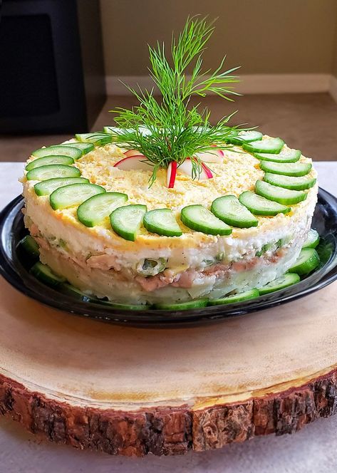 New Year's Eve Dinner 2021! Delicious ideas and decor for the holidays. New Years Eve Salad Ideas, Russian New Years Food, New Year Salad Ideas, Food Presentation Ideas, New Years Dinner Party, New Year's Eve Dinner, Complete Meals, Dips Recipes, Sandwiches Recipes