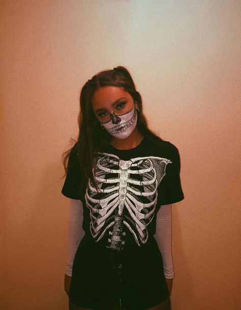 Skeleton face makeup Easy Skeleton Costume Women, Skeleton Costume Women Makeup Easy, Skeleton Diy Costume Women, Diy Skeleton Costume Women, Cute Skeleton Costume, Skeleton Girl Costume, Skeleton Costume Makeup Simple, Skeleton Costume Aesthetic, Womens Skeleton Costume Make Up