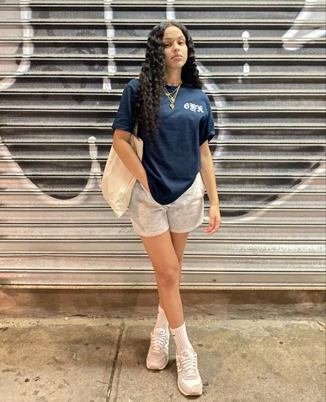 Sweat Shorts Outfits, Sweatshorts Outfits, Cute College Outfits, New Balance Outfit, Chill Outfits, Girl Fits, Streetwear Fashion Women, Cute Swag Outfits, Baddie Outfits Casual