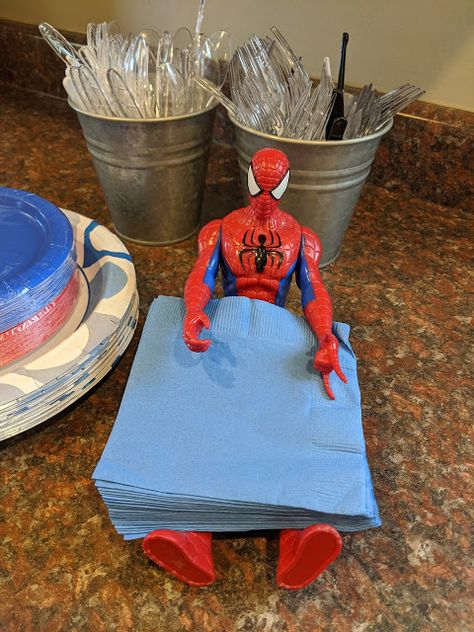 Spiderman action figure napkin holder Diy Spidey Birthday Party, Spiderman Table, Spiderman Birthday Party Food, Spidey Birthday, Spiderman Birthday Party Decorations, 4de Verjaardag, Diy Party Ideas, Spiderman Birthday Cake, Marvel Birthday Party