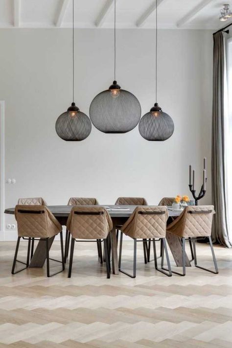 Salle à manger : 16 idées pour l'aménager Minimalist Dining Room Decor, Dining Room Decor Modern, Solid Oak Floors, Oak Parquet Flooring, Dining Room Design Modern, Room Interior Design, Oak Floors, Modern Dining Room, Dining Room Lighting