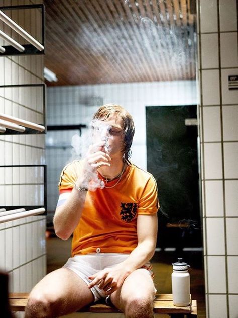 Football Tweet ⚽ on Twitter: "Johan Cruyff smokes a cigarette in the locker room... 😎🚬 https://t.co/YkOFkO75ly" / Twitter 1974 World Cup, Johan Cruyff, Football Players Images, Football Photography, Football Legends, Football Images, Football Photos, Half Time, كريستيانو رونالدو