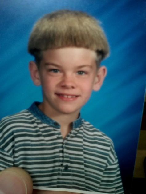 It looks like this poor kid has a coconut husk on his head. Haircut Memes, Terrible Haircuts, Mushroom Haircut, Vintage Haircuts, Bowl Haircuts, How To Cut Your Own Hair, Awkward Family Photos, Bad Haircut, Haircut Pictures