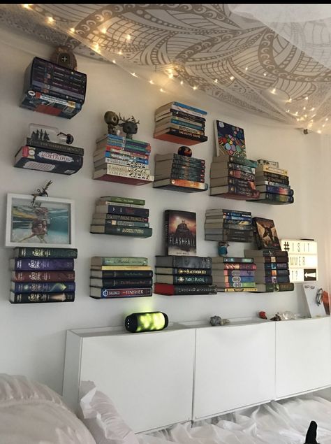 Book Shelf Ideas Bedroom, Hanging Bookshelves, Bookshelf Aesthetic, Floating Books, Bookshelf Inspiration, Floating Bookshelf, Bookshelves In Bedroom, Floating Bookshelves, Fantasy Stuff